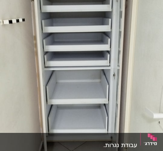 ארון עם מדפים פתוחים, עשוי עץ לבן